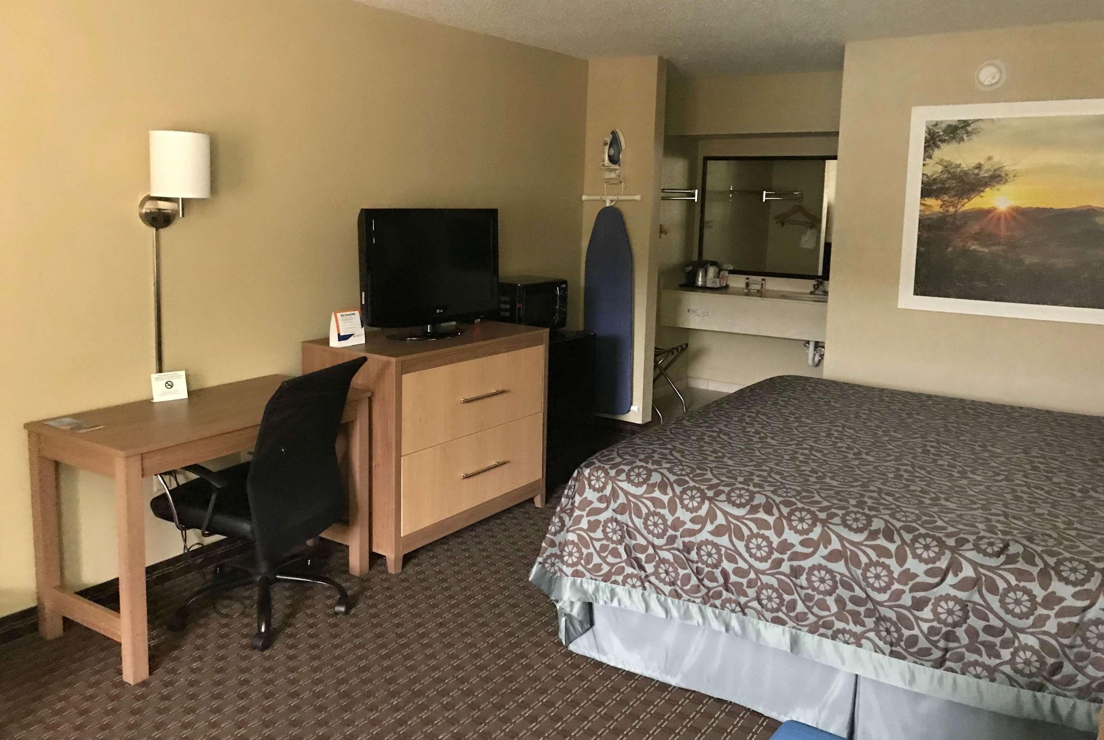 Days Inn By Wyndham Lexington-Columbia Exterior foto